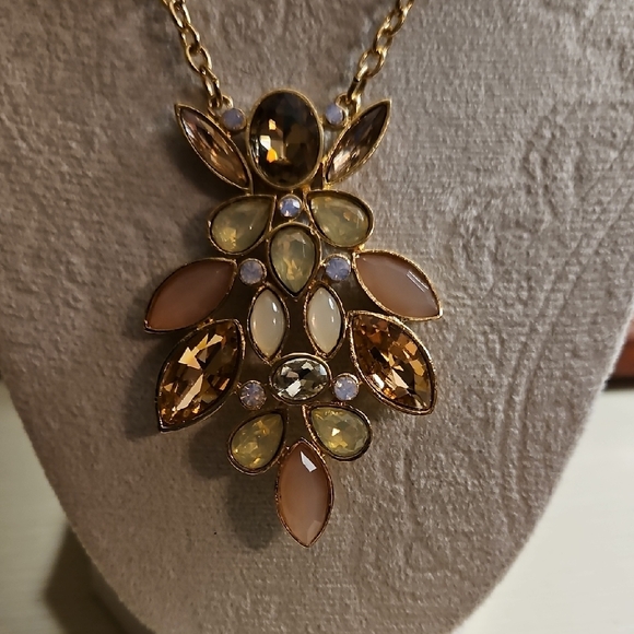 Elegant Gold and Pink Necklace - Picture 2 of 5